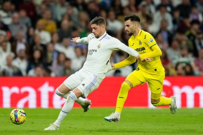Federico Valverde y Álex Baena disputan el balón, durante el partido entre Real Madrid y Villarreal por la liga de España.