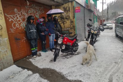 Algunos conductores de motos y transeúntes tuvieron que buscar refugio.