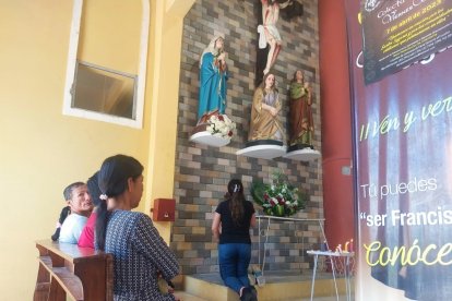 Después del inexplicable suceso del Viernes Santo, devotos se postran ante la efigie.