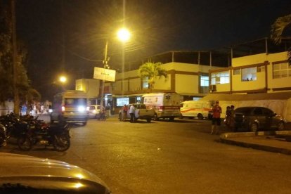 El agente herido y el implicado reciben atención médica.