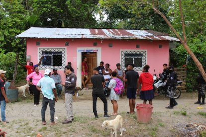 Peritos buscan más indicios del triple asesinato de las jóvenes.