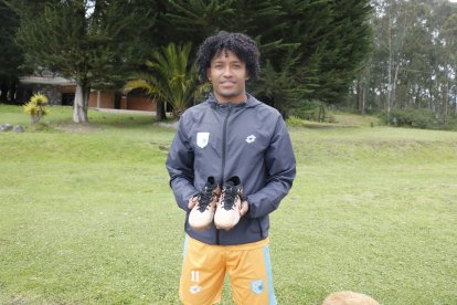 Hancel Batalla y los zapatos goleadores que le regalaron sus padres previo al juego con El Nacional.