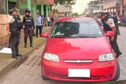 En este vehículo se movilizaban dos hombres y una mujer. Los tres murieron.