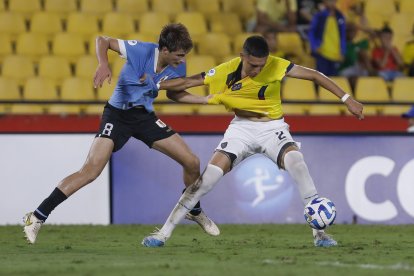 Jair Collahuazo (d) se ha consolidado como titular en la zaga de la Tricolor en el Sudamericano sub-17.