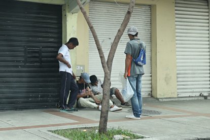 Lamentable escena. Un hombre, en plena vía pública, se droga ante la mirada de sus panas. Directo a la vena.
