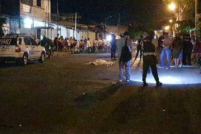 La bala zumbó en el populoso barrio Cuba, de Manta, Manabí. El domingo santo se cerró con plomiza.