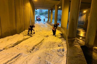 Una fuerte lluvia que luego se convirtió en granizo, azotó a la capital.