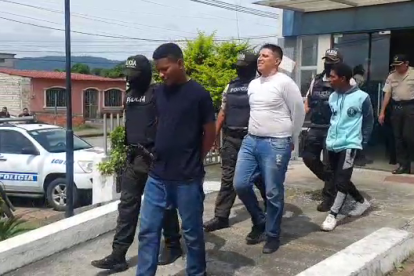 Los sospechosos tenían en su poder dos revólveres y municiones.