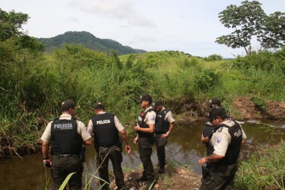 os policías llegaron al sitio para realizar las primeras investigaciones y para levantar el cuerpo. El difunto es un hombre de unos 30 años.