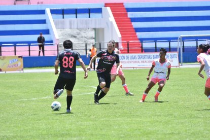 El Potro Figueroa (c) fue uno de los invitados a la fiesta de presentación del club Ñañas.