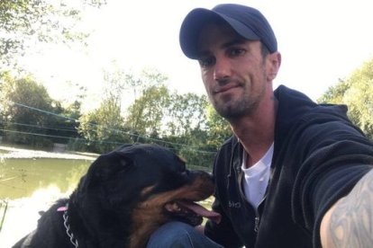 Ian Symes 
sufrió la perforación de la yugular. Kong aplastó su laringe y lo arrastró.