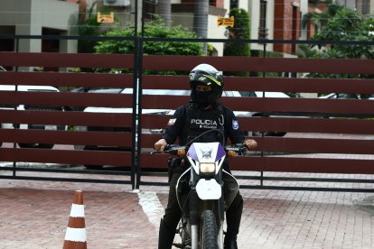 Operativos. Los uniformados realizaron operativos en los alrededores de la ciudadela privada la tarde de ayer. Luego de más de 15 horas del incidente.