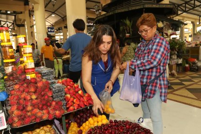 Jéssica es una de las pocas costeñas que vende frutas en el centro de abastos, la mayoría son oriundas de la Sierra.