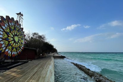 La isla forma parte del archipiélago del Rosario, reserva natural de Colombia