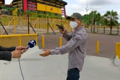 No es la primera vez que antisociales despojan de sus pertenencias a reporteros que se encuentran grabando o transmitiendo en vivo.