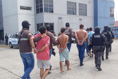 Además de los seis adultos capturados, un menor fue aislado.