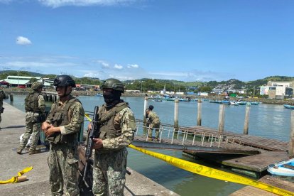Uniformados están investigando sobre la masacre en el puerto pesquero.