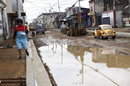 Las obras en la calle Argentina aún no terminan. Las calles lucen llenas de lodo y agua lluvia estancada. Y todavía falta mucho.