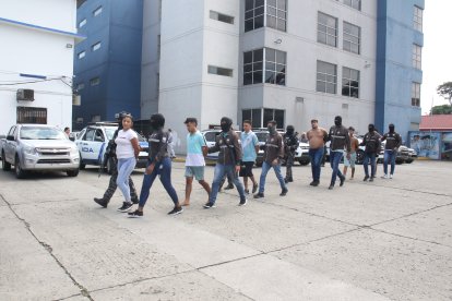 Entre las personas detenidas también hay una mujer, quien registra tres antecedentes penales.