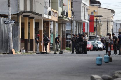 Agentes policiales llegaron al sitio ante la alerta de que había allí artefactos explosivos.