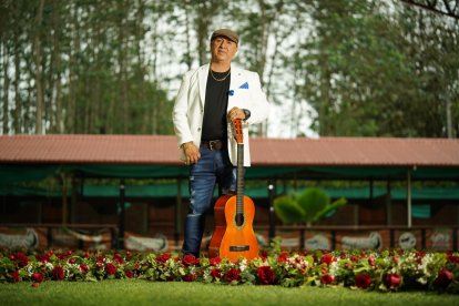 Henry Endara recibió hace pocos días un galardón en reconocimiento a su trayectoria musical.