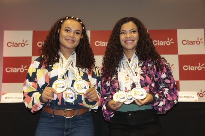 Neisi Dajomes y Angie Palacios con las medallas obtenidas en el Panamericano realizado en  Argentina ya con Walter Llerena como entrenador.