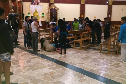 Dos bancas separaban a los cuerpos sin vida de Jenny y