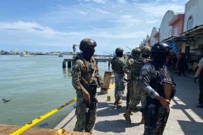 Banda habría actuado en represalia porque pescadores prefirieron la seguridad de otro grupo.