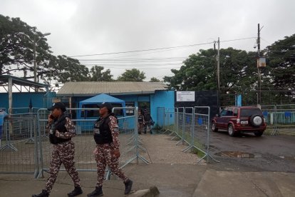 Familiares de internos permanecen en los exteriores del sitio, para intentar averiguar información de lo que ocurrió dentro.