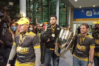 Según José Francisco Cevallos, el actual presidente de Barcelona, Carlos Alfaro Moreno (i) y Rafael Verduga (d), vicepresidente, estarían distanciados.