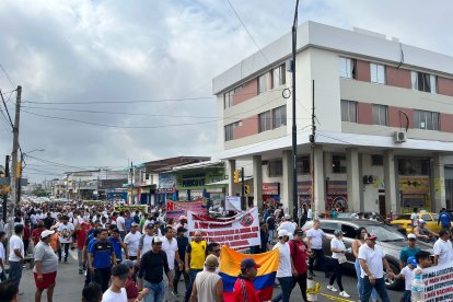 Decenas llegaron a la movilización gritando: “Queremos paz”. Aseguran que sus ventas han bajado más del 30 %.