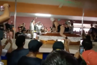 La mujer bailó sobre el féretro donde reposan los restos del hombre asesinado el sábado.