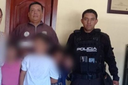 La Dinapen los rescató en un barrio de Paján. Tenían más de un año bajo condiciones insalubres.