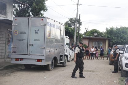 Miembros de Criminalística acudieron a realizar el levantamiento del cuerpo de la niña.