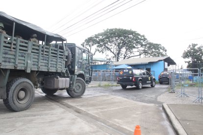 Al centro carcelario arribaron unidades de las Fuerzas Armadas y de la Policía Nacional.