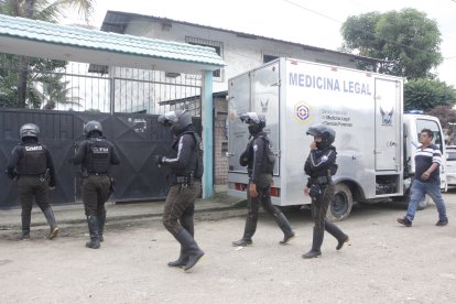 El cuerpo de la menor de edad fue hallado en el patio frontal de este inmueble. Policía llegó al lugar.