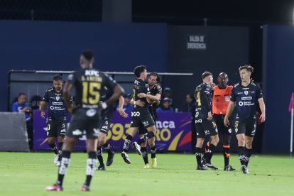 Los rayados buscan mantener el liderato en su visita al Reina del Cisne de Loja. Es el primer cotejo del negriazul en el llano.