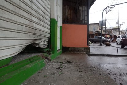 En una farmacia en Pascuales colocaron explosivos que afectaron la puerta enrrollable.