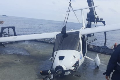 El BAE Orión, de la Escuadra Naval, realizó la recuperación de la avioneta ultra ligera accidentada en el noroeste de la isla Isabela, en Galápagos.
