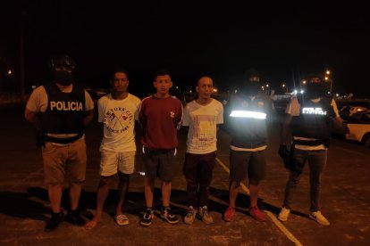 Los presuntos cómplices del menor de edad.