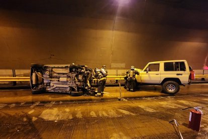 Control. Los bomberos de Quito controlaron la situación y rescataron a las víctimas.