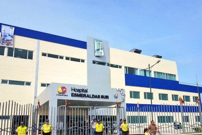 Agentes de policía en el exterior de la dependencia, cuando se reporta una alerta.