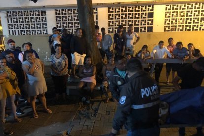 La policía levantó el cuerpo de la víctima y arrestó al sospechoso.