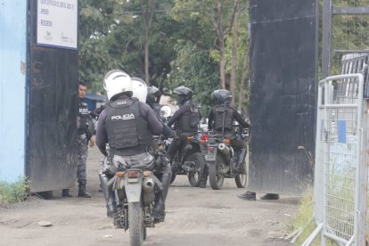 Unidades policiales ingresaron para controlar los disturbios en el centro carcelario.