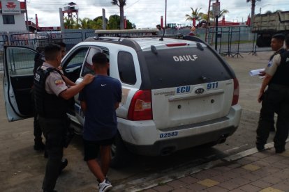 Uniformados aprehendieron a un joven que portaba dos revólveres calibre 38.