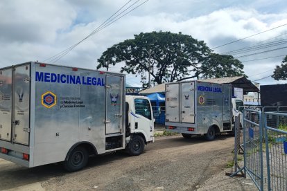 Dos unidades móviles de Medicina Legal se mantienen en el establecimiento.