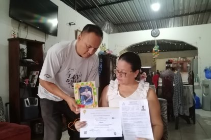 Los padres de Steven muestran los diplomas de su hijo, quien era muy buen estudiante y tenía aspiraciones universitarias.