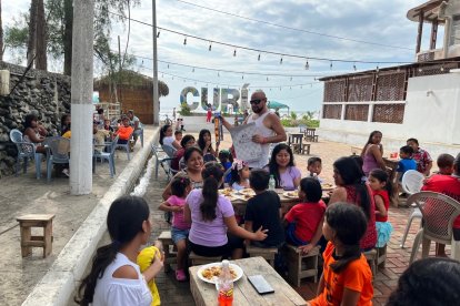 Muchas familias disfrutaron del momento ameno que les llevó Santa Harold Claus.