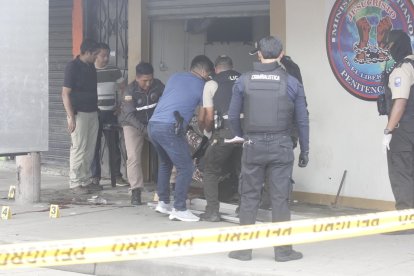 Guayaquil. El 13 de abril en un local de comidas, en los exteriores de la Penitenciaría del Litoral, en el kilómetro 16,5 de la vía a Daule, fueron asesinadas las guías Andrea Chiles, María Barragán y Bélgica Rentería.