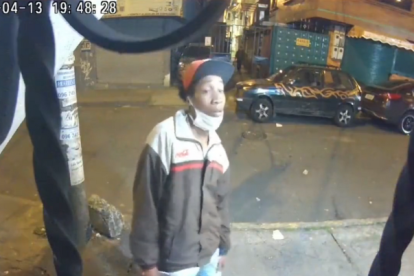 Los ladrones huyeron del lugar.